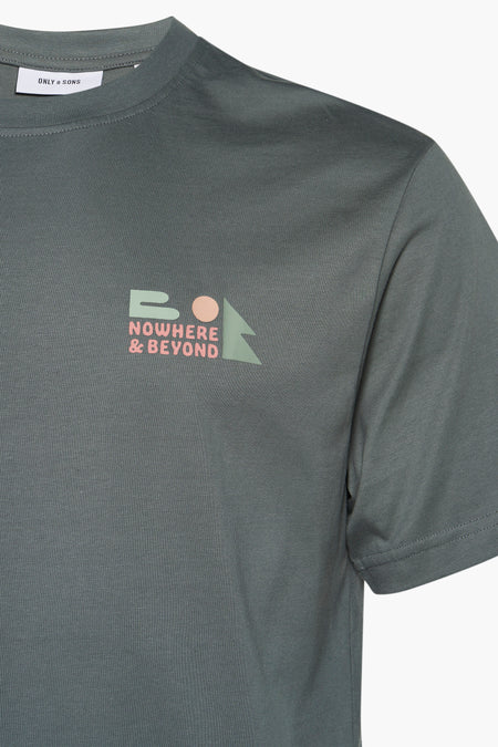 Groen T-shirt met korte mouwen van ONLY & SONS, met een grafische print op de borst.
