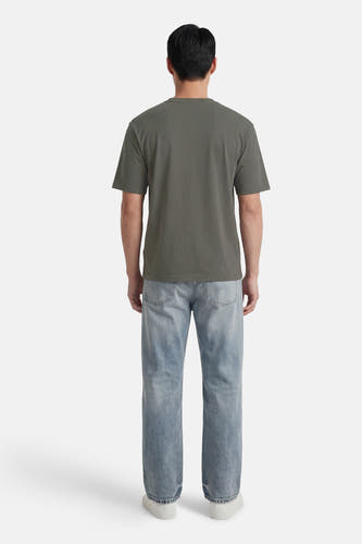 T-shirt vert à manches courtes ONLY & SONS®, vu de dos, avec jean et baskets blanches.