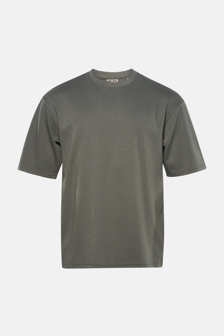 T-shirt vert à manches courtes ONLY & SONS®, porté avec un jean bleu et des baskets blanches.