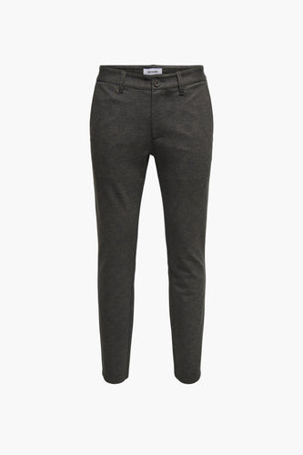 Grijze broek met knoop.