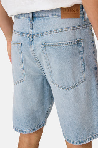Jean court en denim bleu clair de ONLY & SONS, arrière montré avec des poches et un étiquette en cuir.