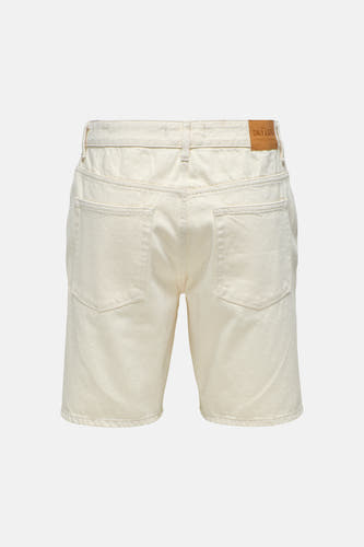 Short en jean écru de ONLY & SONS, avec poches arrière et une étiquette de marque en cuir marron sur la ceinture.