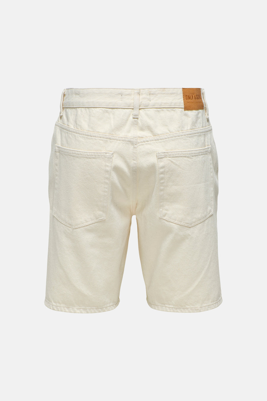 Short en jean écru de ONLY & SONS, avec poches arrière et une étiquette de marque en cuir marron sur la ceinture.