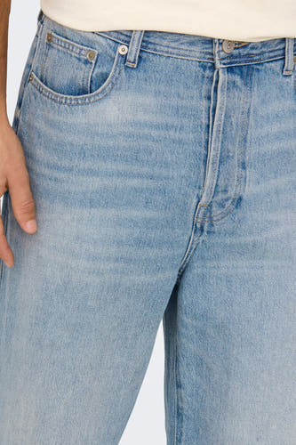 Jean décontracté de denim bleu clair d'ONLY & SONS, avec poches et gousset visibles.