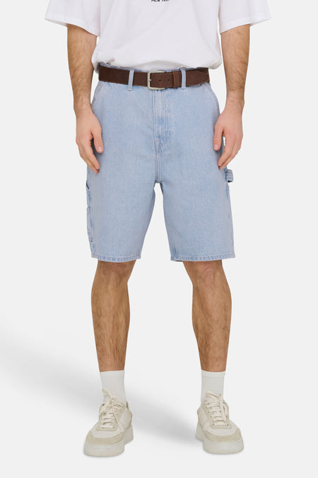 Short en jean bleu clair de style worker de ONLY & SONS®, combiné avec un t-shirt blanc et des baskets de couleur crème.