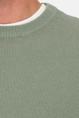 T-shirt vert avec col rond de ONLY & SONS®, gros plan montrant la texture tricotée visible et un T-shirt blanc en dessous.