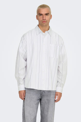 Chemise blanche à manches longues de ONLY & SONS®, avec des rayures verticales et une poche po.
