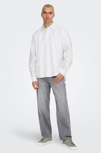 Blouse blanche à carreaux à manches longues de ONLY & SONS, portée avec des jeans gris et des baskets.