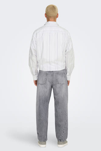 Chemise blanche à manches longues de ONLY & SONS®, rayée, associée à des jeans gris et des baskets basses.