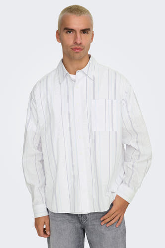 Chemise blanche à manches longues de ONLY & SONS®, avec des rayures verticales et une poche po.
