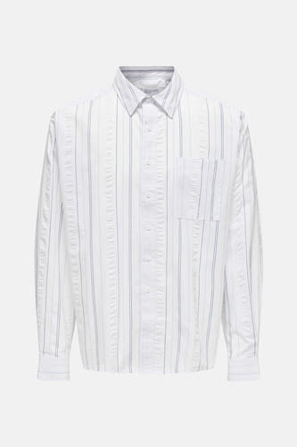Chemise blanche à manches longues de ONLY & SONS®, avec des rayures bleues et bleu clair verticales et une poche po.