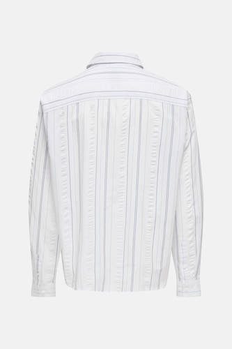 Chemise blanche à manches longues d'ONLY & SONS®, avec des rayures bleues et grises verticales sur un fond gris clair, dos.