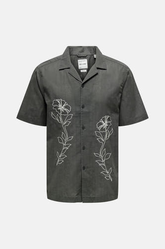 Chemise grise à manches courtes de ONLY & SONS, avec des motifs floraux blancs sur la partie avant.