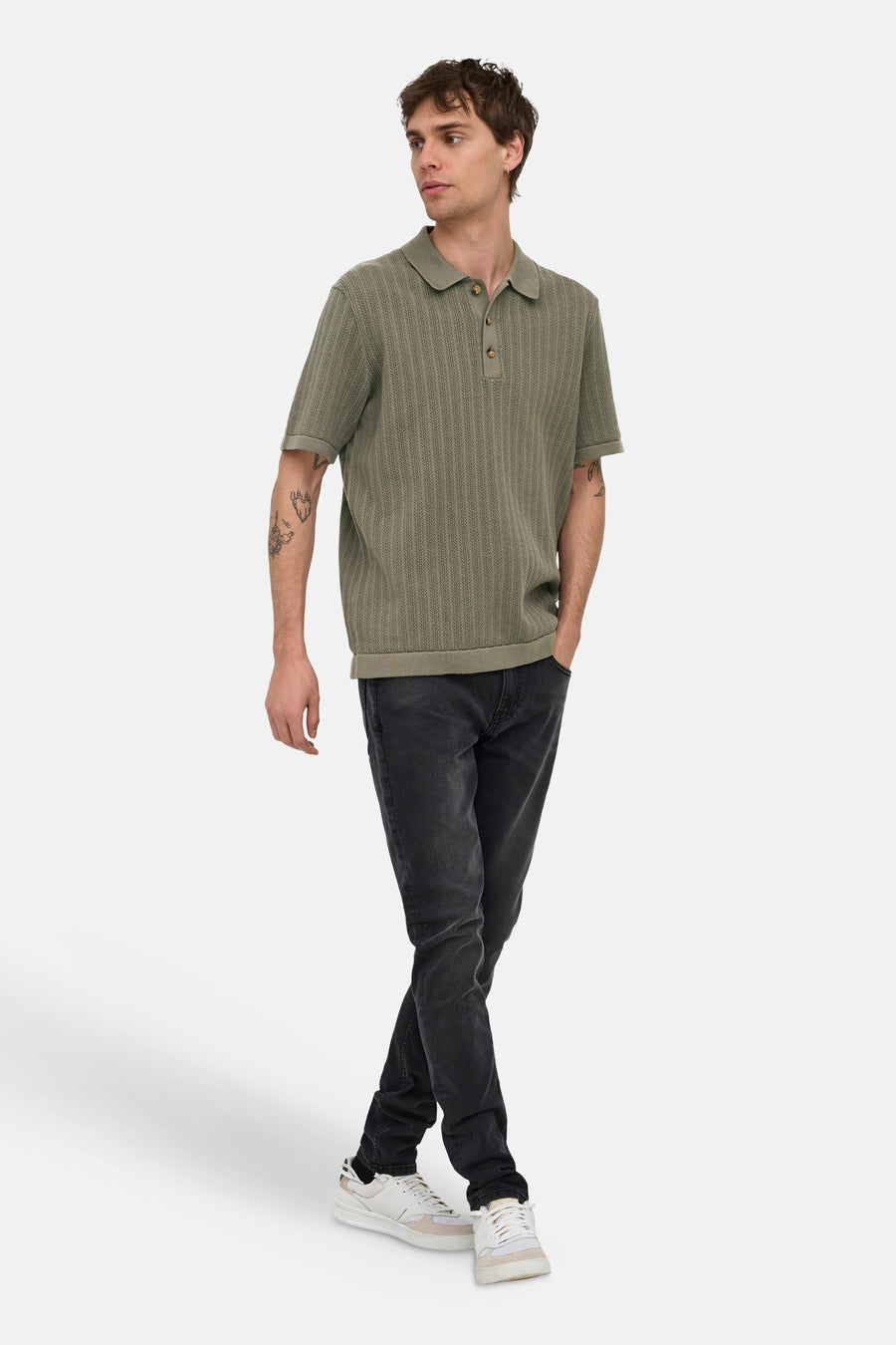 Polo à manches courtes ONLY & SONS, avec une structure côtelée verticale, portée avec un jean foncé et des baskets blanches.