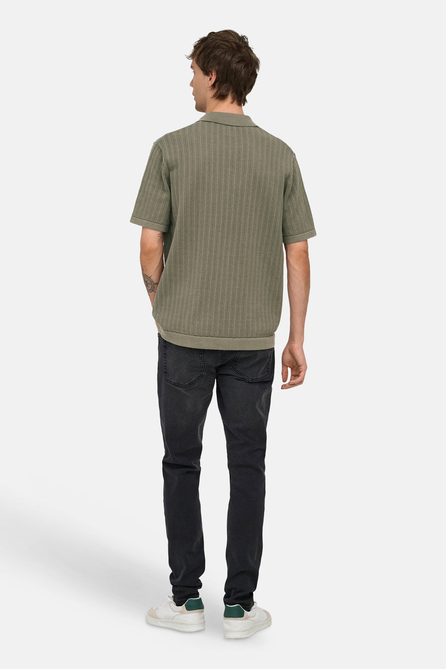 Polo en tricot à manches courtes de couleur kaki avec motif côtelé de ONLY & SONS®, vue de dos sur un homme portant un jean foncé.