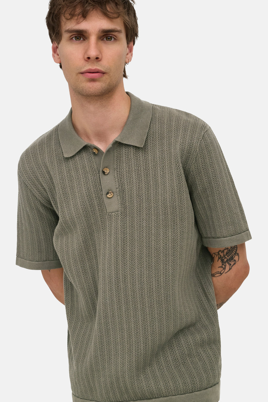 Polo à manches courtes ONLY & SONS, avec motif en maille ajourée, boutons et tatouage scorpion visible.