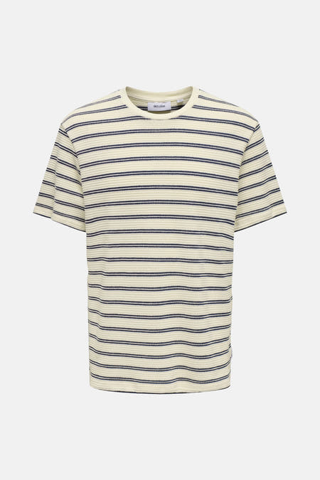 T-shirt écru à manches courtes ONLY & SONS, avec rayures horizontales bleu marine et texture tissée, dos.