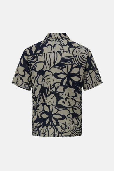 Multikleurig overhemd met korte mouwen van ONLY & SONS®, met een opvallend botanisch dessin.
