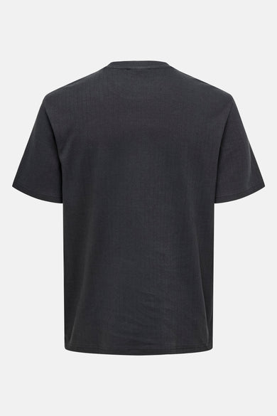 Zwart T-shirt met korte mouwen van ONLY & SONS®, met een fijne ribtextuur, achterkantweergave.
