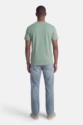 T-shirt vert à manches courtes ONLY & SONS®, dos, avec une texture subtile et un jean décontracté.