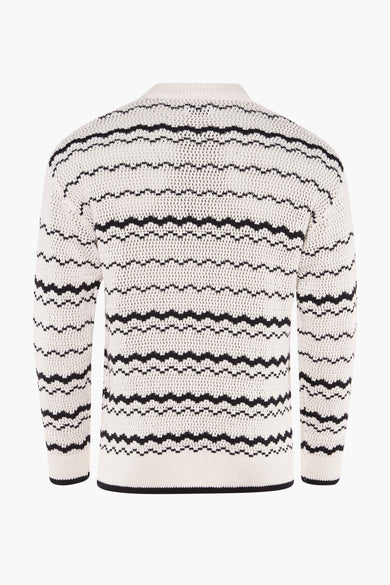 T-shirt blanc à col rond de ONLY & SONS®, avec des rayures noires ondulées et des manches longues, vue arrière.