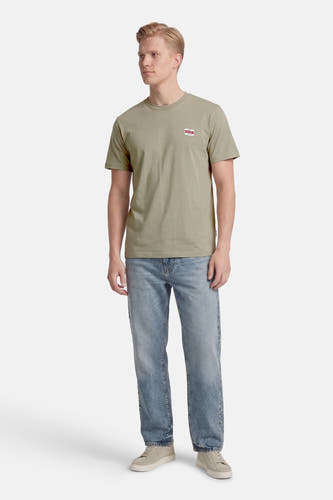 Groen T-shirt met korte mouwen van ONLY & SONS, met een klein logo en gecombineerd met jeans en sneakers.

