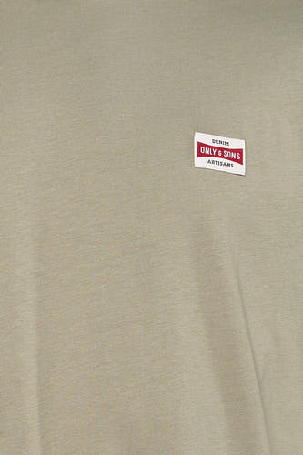 T-shirt vert à manches courtes ONLY & SONS®, avec une petite étiquette en jean.