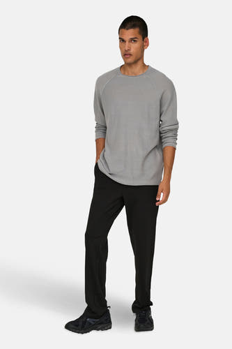 Pantalon noir de ONLY & SONS®, associé à un t-shirt gris et des baskets noires.
