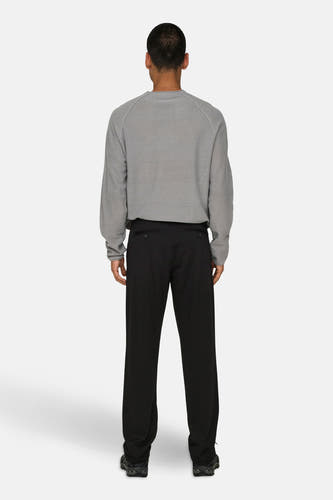 Pantalon noir de ONLY & SONS®, vu de l'arrière, associé à un chemisier gris et des chaussures.