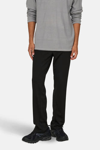 Pantalon noir de ONLY & SONS®, associé à un pull gris et des baskets noires.