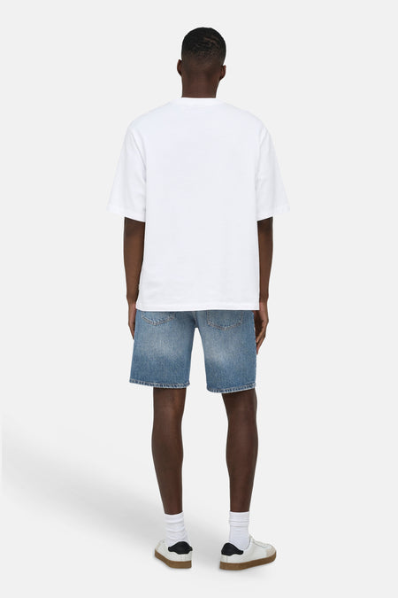 Short en jean bleu denim de ONLY & SONS®, vu de dos sur un mannequin avec poches arrière.