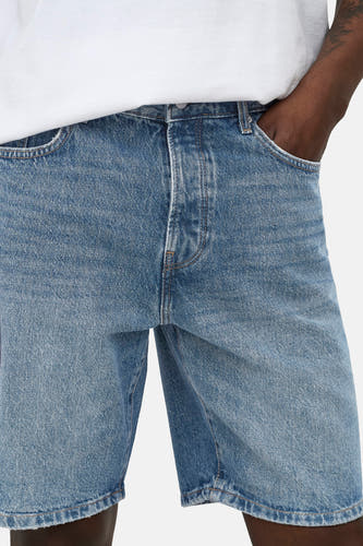 Short en jean bleu moyen de ONLY & SONS® avec fermeture à boutons et poche coupée.