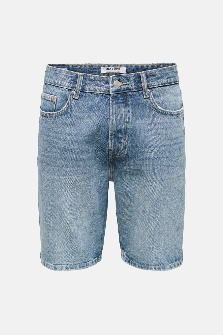 Short en jean bleu moyen ONLY & SONS avec délavage clair, fermeture à boutons et poches classiques, photographié à plat.