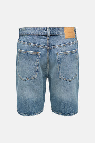 Short en jean bleu moyen ONLY & SONS avec poches arrière et un patch de marque en cuir sur la ceinture, montré de dos.