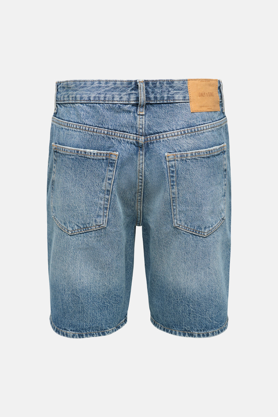Short en jean bleu moyen ONLY & SONS avec poches arrière et un patch de marque en cuir sur la ceinture, montré de dos.