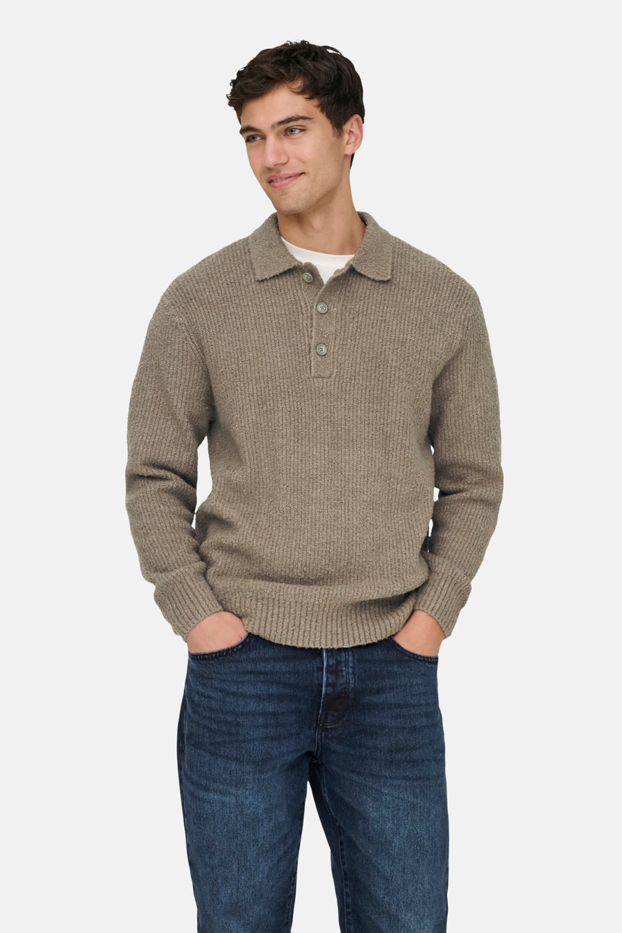 Pull beige ONLY & SONS porté avec un T-shirt blanc et des jeans bleu marine.