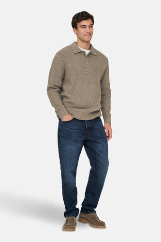 Pull beige ONLY & SONS, avec des manches longues, porté avec des jeans bleu marine et des chaussures de cuir marron.