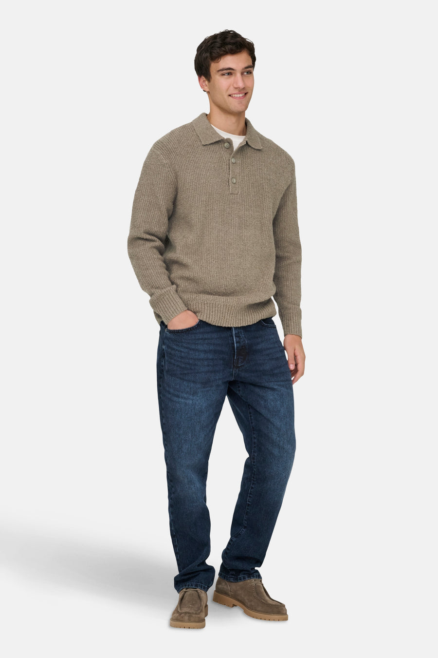 Pull beige ONLY & SONS, avec des manches longues, porté avec des jeans bleu marine et des chaussures de cuir marron.