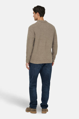 Pull-over beige de ONLY & SONS, avec une texture fine, combiné avec des jeans bleu foncé et des chaussures marron.