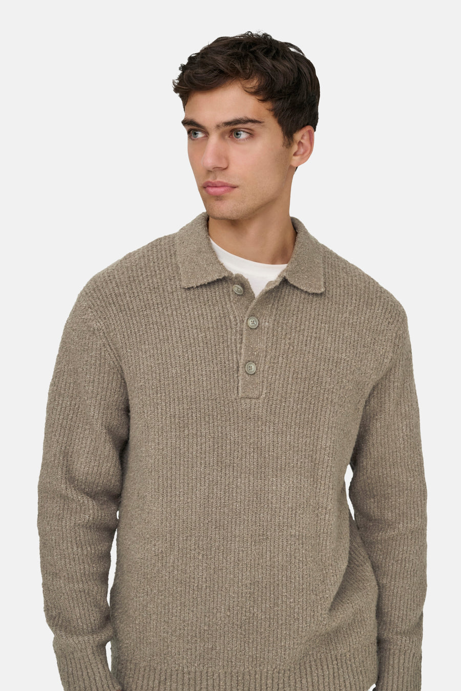 Gilet beige de ONLY & SONS avec une texture tricotée et un col à boutons.