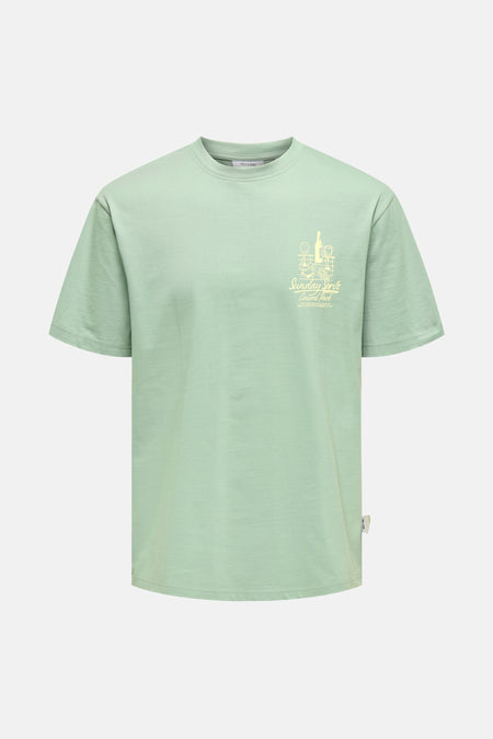 T-shirt vert avec manches courtes de ONLY & SONS® imprimé de bouteilles, de verres et de texte.