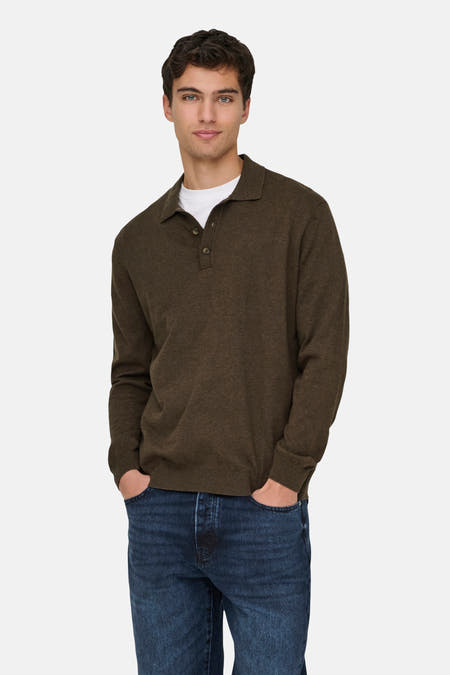 Pull marron d'ONLY & SONS, à longues manches et col polo sur un T-shirt blanc.