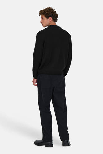 Gilet noir de ONLY & SONS®, vu de derrière, combiné avec un pantalon foncé et des chaussures noires.