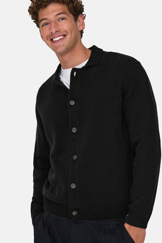 Gilet noir de ONLY & SONS® à fermeture boutonnée, porté sur un T-shirt blanc.