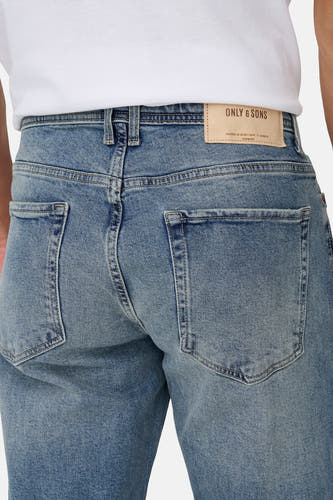 Jean droit en denim bleu de ONLY & SONS, avec étiquette de marque sur l'arrière.