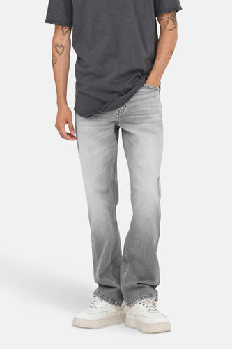 Grijze straight jeans van denim van ONLY & SONS, met een grijze shirt en witte sneakers.
