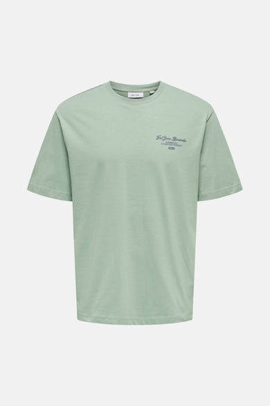 T-shirt vert avec manches courtes de ONLY & SONS, avec une impression graphique sur le dos.