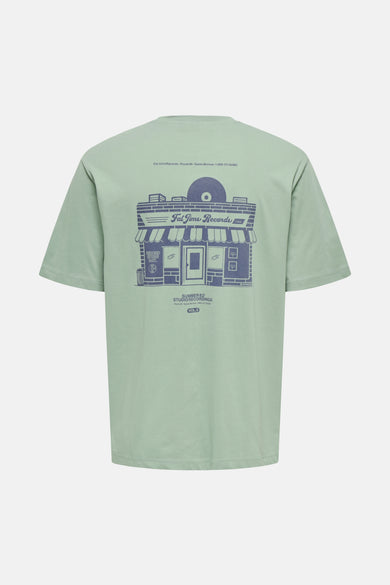 Groen T-shirt met korte mouwen van ONLY & SONS, met een grafische print op de rug.
