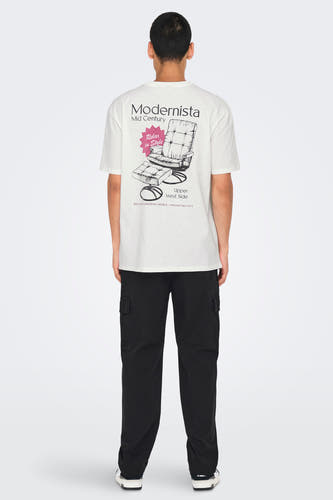 T-shirt blanc à manches courtes d'ONLY & SONS, avec une impression de chaise sur le dos.
