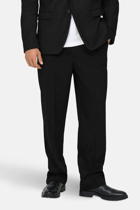 Pantalon noir d'ONLY & SONS, avec une texture lisse et un ajustement détendu.